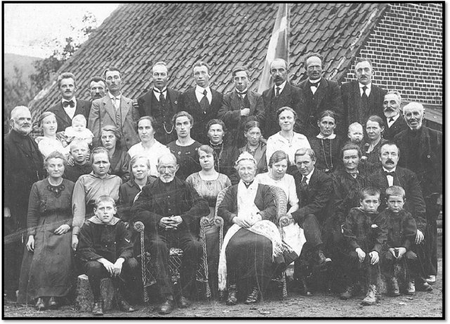 familiebilledevedleneogchristensslvbryllupden20oktober1921.jpg